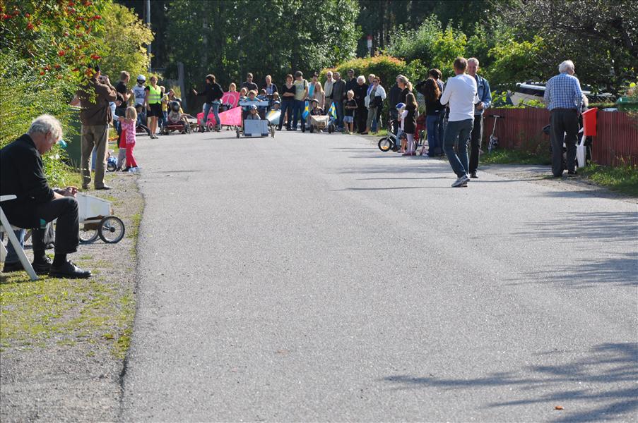Bilarna �ker en i taget. Det tar c:a en minut fr�n start till m�l.