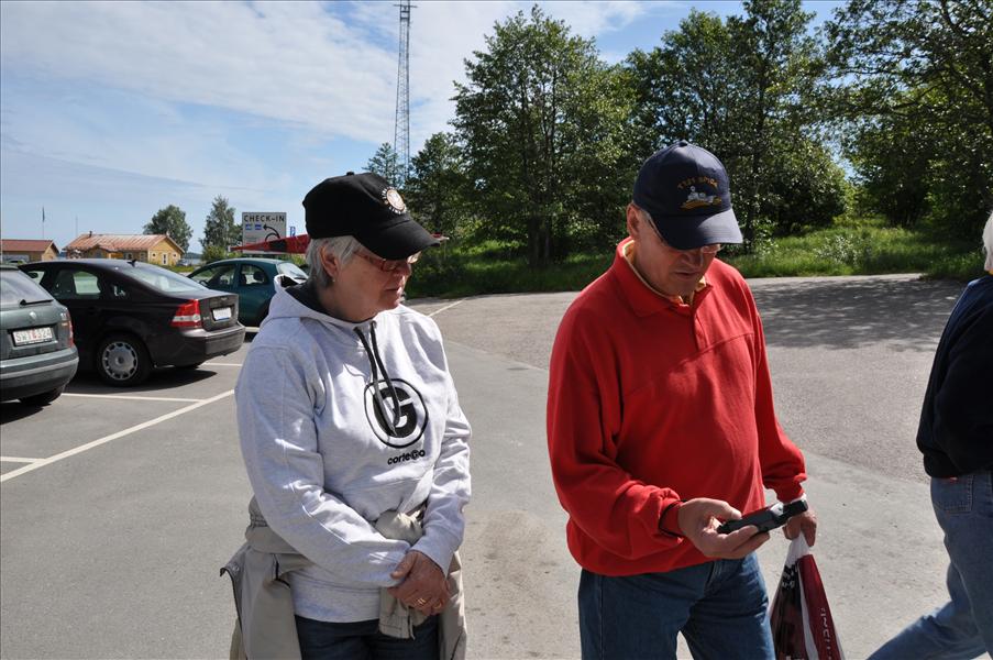 Vi har just l�mnat bilen f�r en promenad i Kapellsk�r d�r Torstens GPS ocks� ska testas