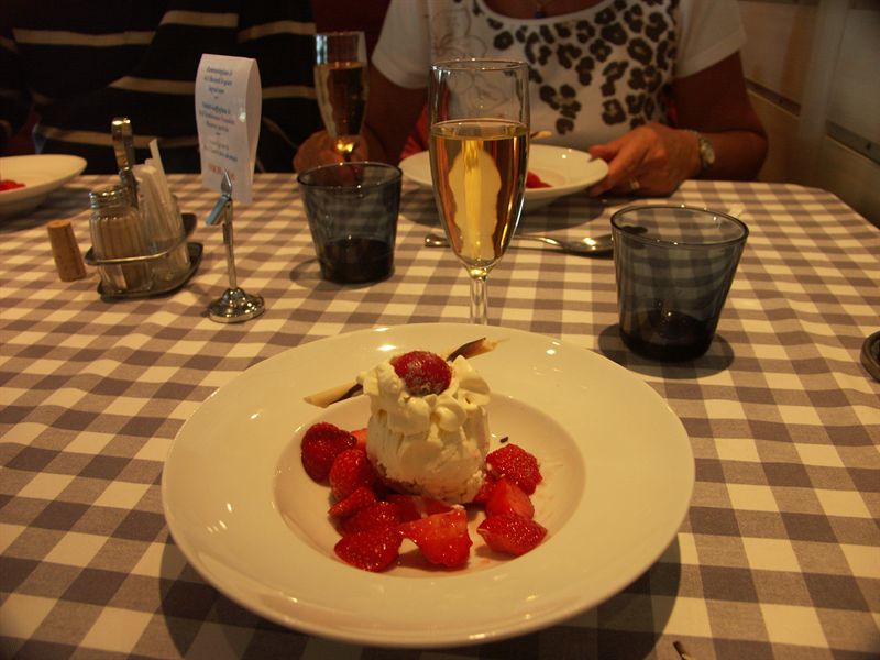 ...och glass med jordgubbar och Gula �nkan till efterr�tt