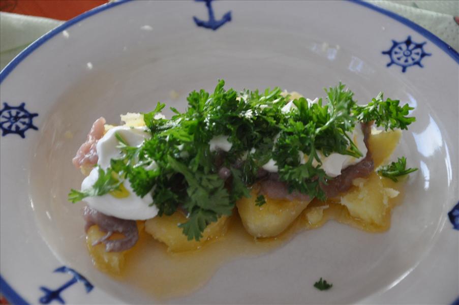 F�rr�tten med mandelpotatis, surstr�mming, yoghurt, persilja och sm�lt sm�r