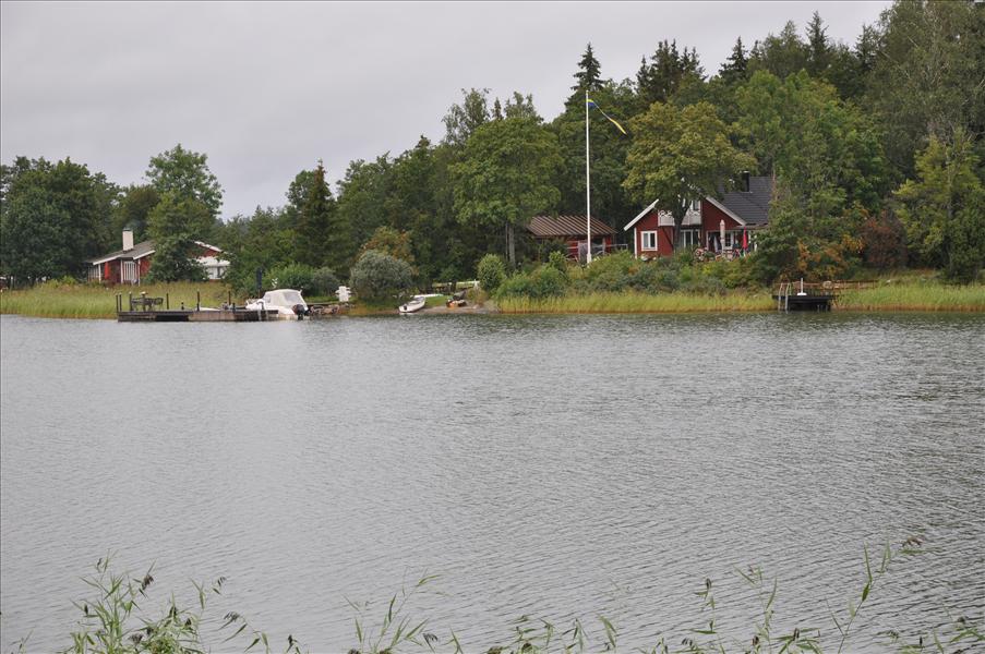 Vi tog en promenad och h�r kan man se huset fr�n v�gen, alldeles innan man kommer till Raggar�n