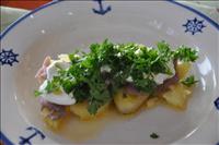F�rr�tten med mandelpotatis, surstr�mming, yoghurt, persilja och sm�lt sm�r