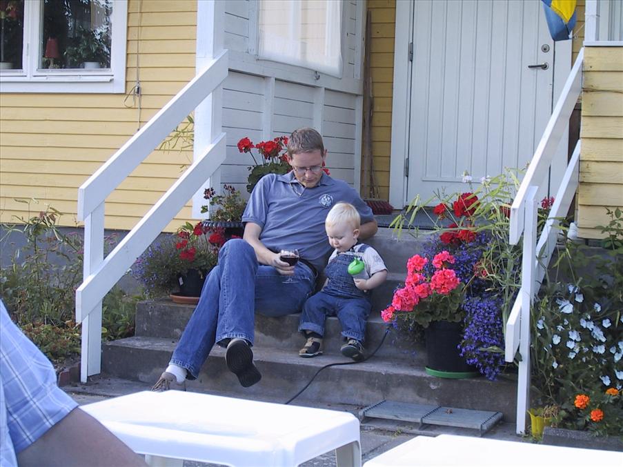 D� �r det b�ttre med ett glas vin och ett snack oss m�n emellan.
