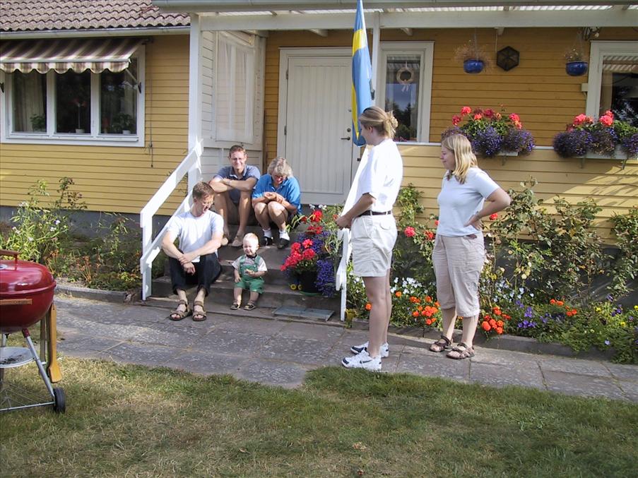 Samlig framf�r magisterbostaden inf�r avresan mot Stockholm.