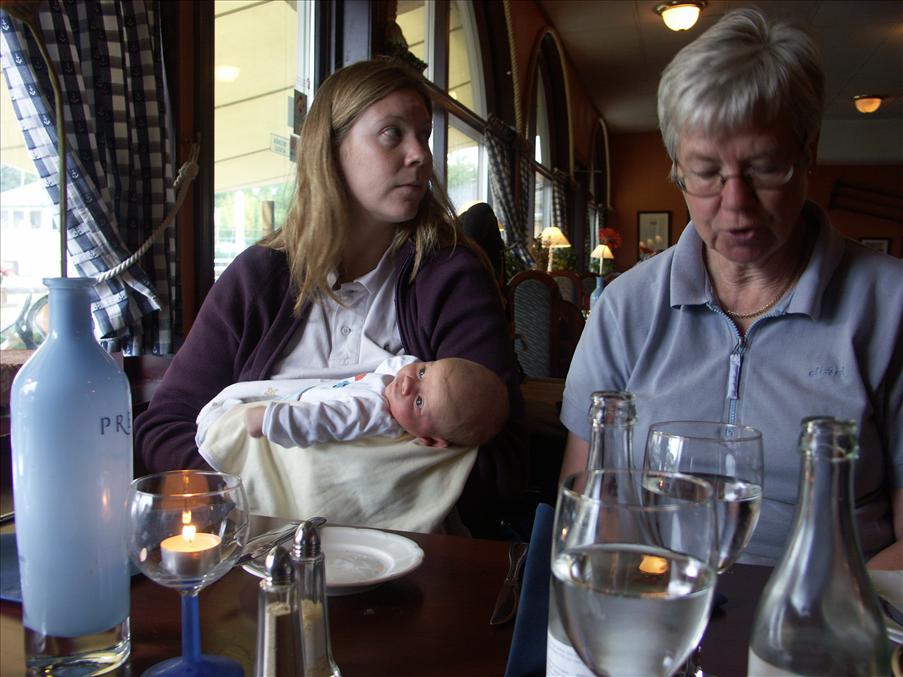 Familjen Skoglund tog flera raster p� v�gen. H�r �r vi alla tillsamman p� lunch vid Bergs slussar.