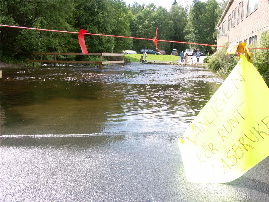 Regnet hade �st ned i Lindshammar. Detta var inte den enda �versv�mningen vi s�g.
