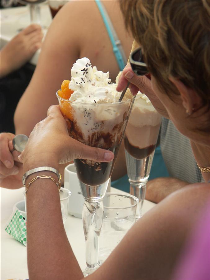 Alla sitter och smaskar p jttestora glassar