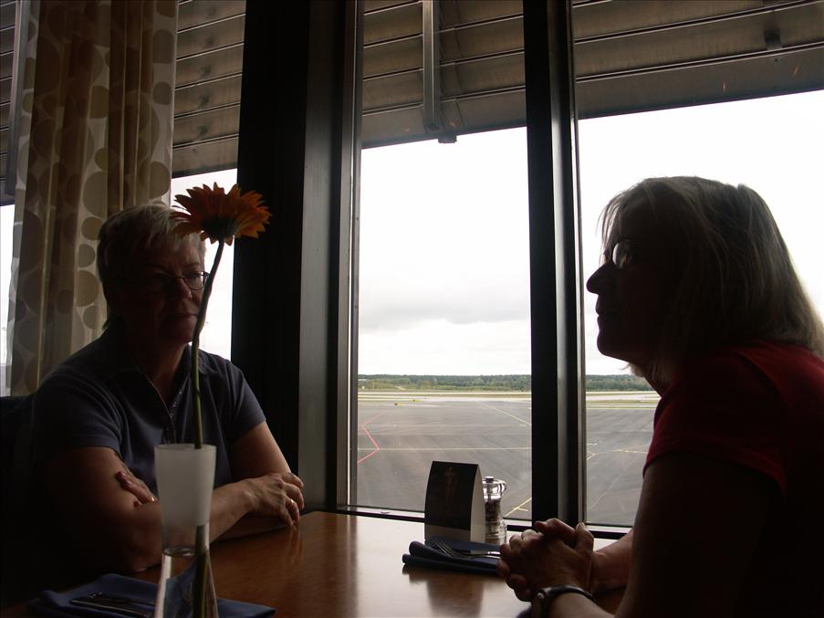 Eva och Gudrun ska luncha p� Arlanda