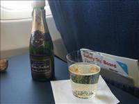 ...och inleder resan med en Champagne f�rst�s!