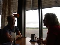 Eva och Gudrun ska luncha p� Arlanda