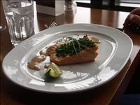 Damerna gr�sl�kspanerad lax med ros�peppars�s