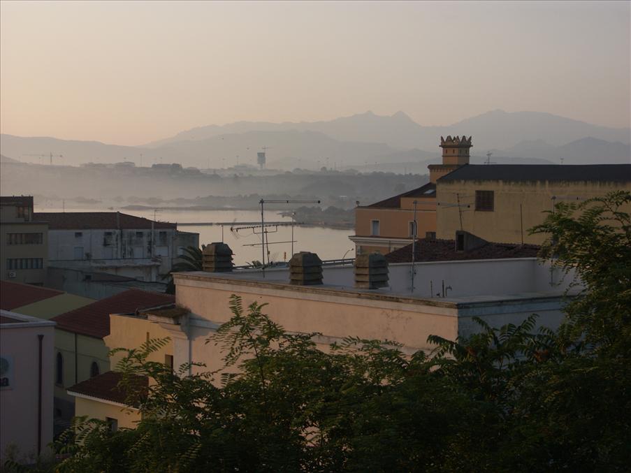 Utsikt fr�n hotellrummet i Olbia - flygledartorn med spetsiga berg i s�der