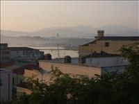 Utsikt fr�n hotellrummet i Olbia - flygledartorn med spetsiga berg i s�der
