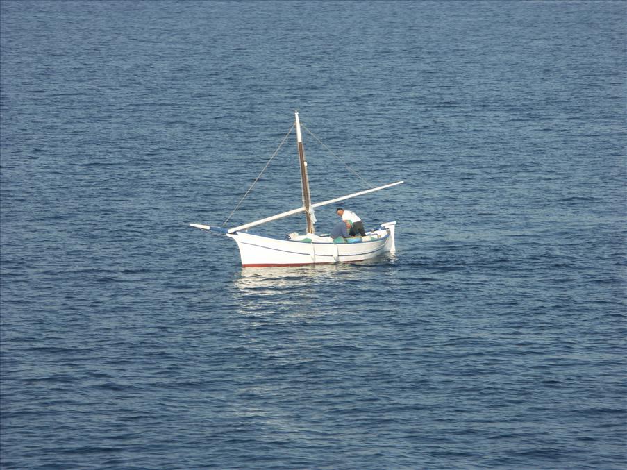 Fiskeb�t med gammaldags riggning