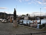 Ganska blygsam fiskehandel (den lilla båten sålde lite) vid Fisketorget