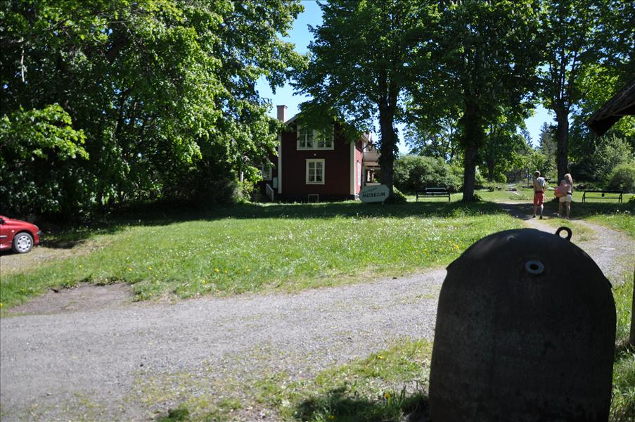 I Grisslehamn, strax efter starten, hittar man Albert Engstr�ms museum. Leden g�r alldeles n�ra.