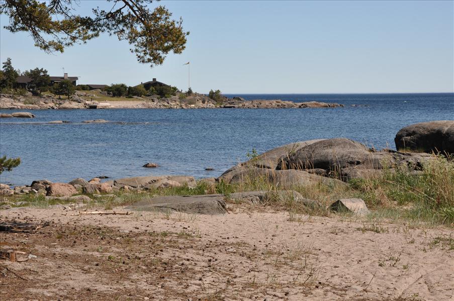Nu har vi kommit till Kvarnviken, c:a 3 km fr�n Grisslehamn. H�r tog vi v�r f�rsta paus, 