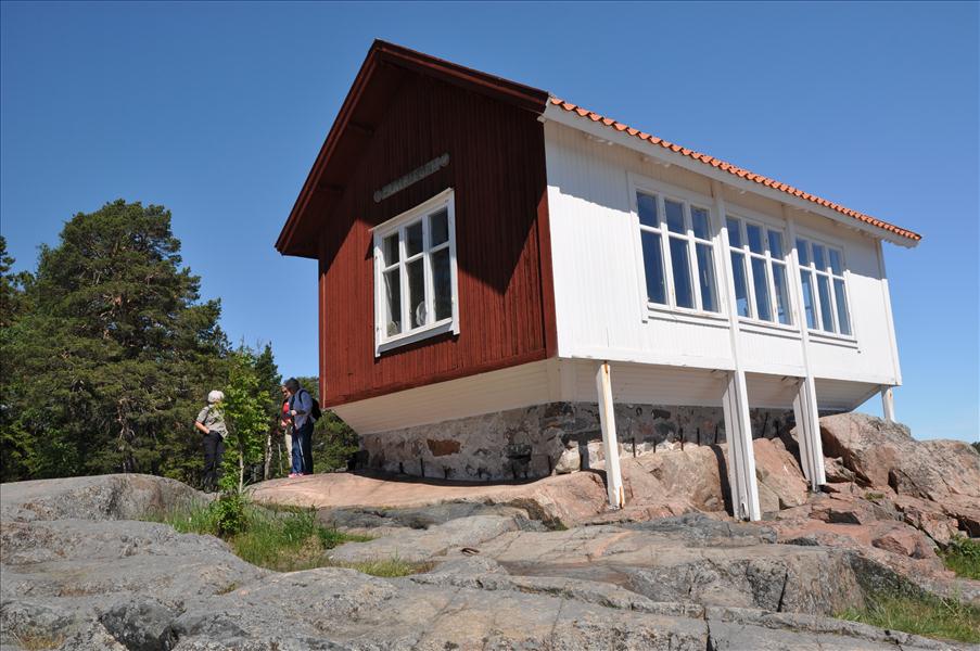 Stugan �r m�lad s� h�r f�r att likna ett sj�m�rke, ett villkor f�r att f� bygga