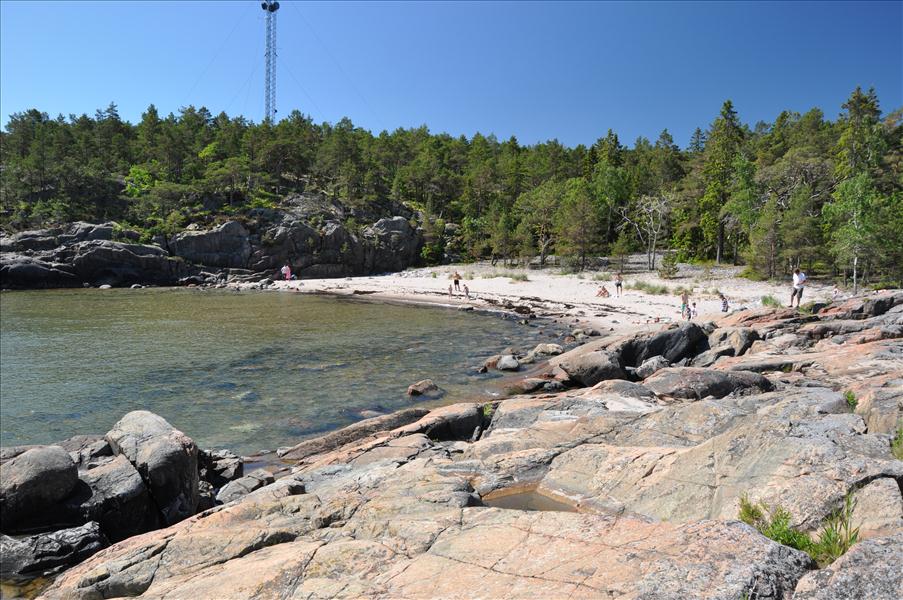 Vid atelj�n finns en badstrand