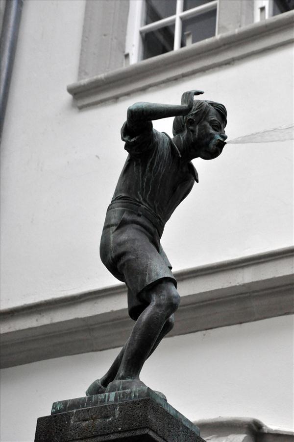 En busig staty som sprutar vatten p� folk