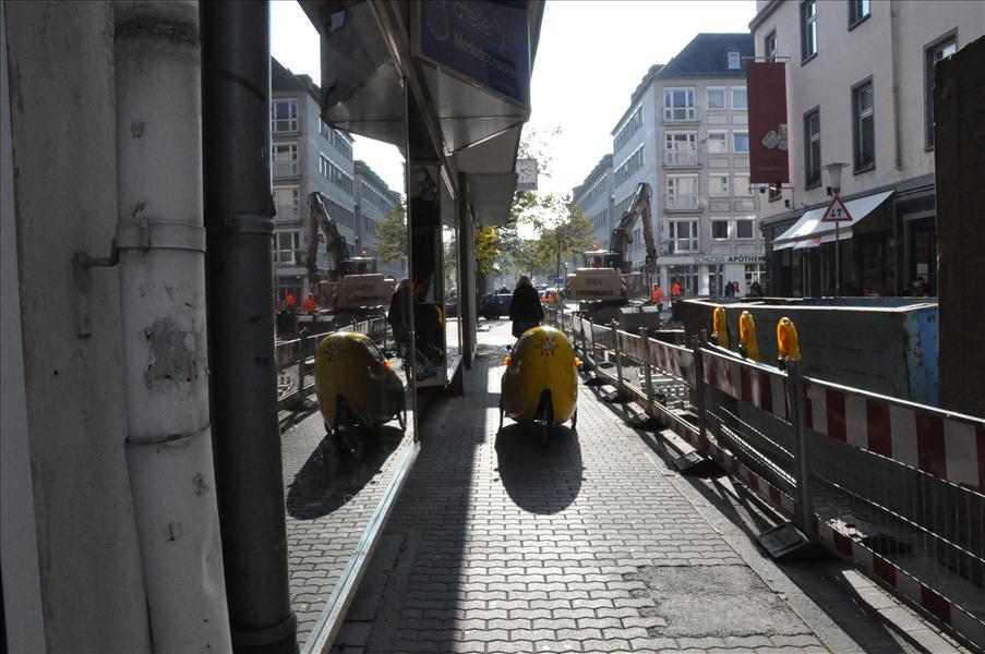 Vilt tutande raceade denna farkost fram p� trottoaren