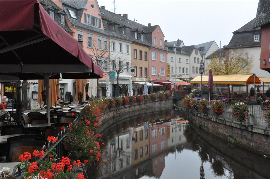 Rakt igenom Markt finns en kanal som mynnar i ett vattenfall i ena �nden av torget