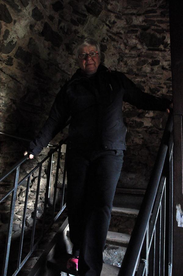 H�r i en ljus del av tornet p� v�g ner