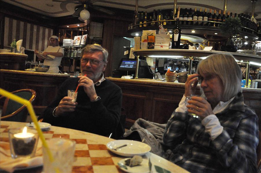 I skuggan var det kallt, s� vi drog oss inomhus och drog i oss v�rmande Irish coffee
