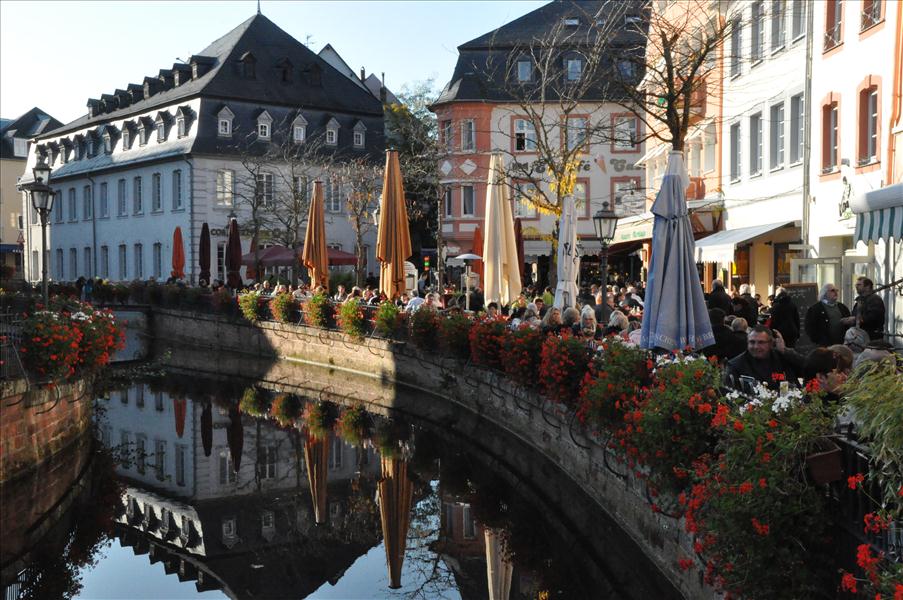 Fullt med folk p� torget (Markt)