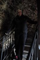 H�r i en ljus del av tornet p� v�g ner