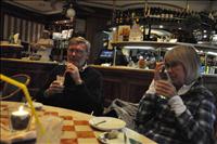 I skuggan var det kallt, s� vi drog oss inomhus och drog i oss v�rmande Irish coffee