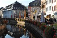 Fullt med folk p� torget (Markt)