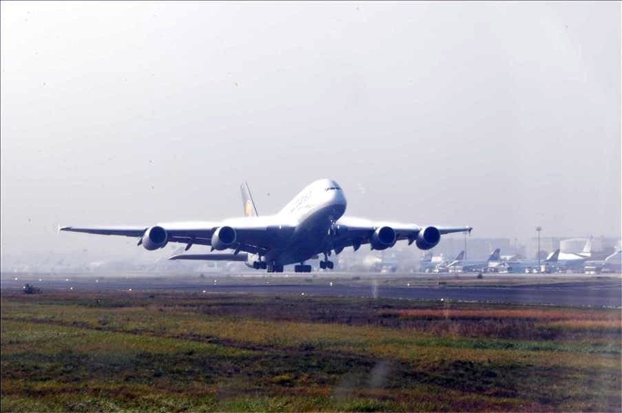 Det visade sig vara en Airbus A380, max startvikt 560 ton och max antal passagerare 853 st (i enklassutfrande). STORT!