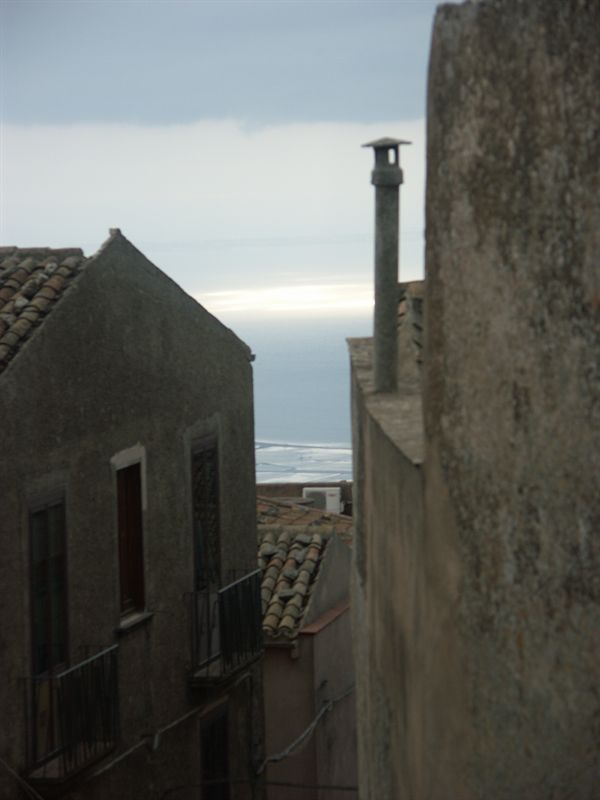 Nu �r vi i Erice. H�r en n�got begr�nsad sj�utsikt fr�n hotellrummet