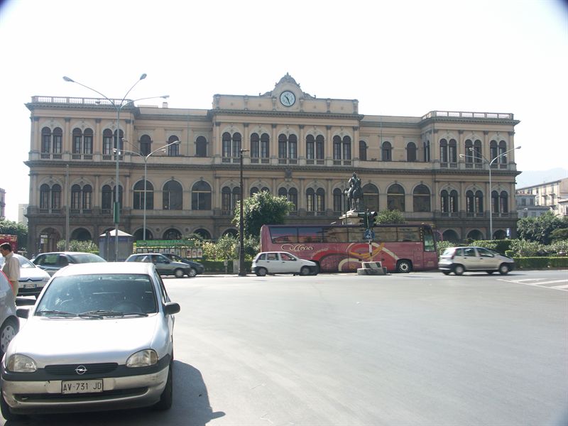 Den pampiga centralstationen i Palermo