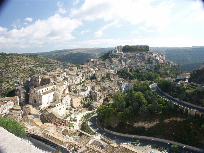 Nu �r vi i Ragusa, p� v�g till den del som heter Ibla som syns p� berget framf�r oss