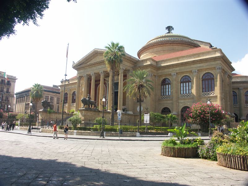 Teatro Massimo - se http://www.teatromassimo.it/teatro/visita_en.html