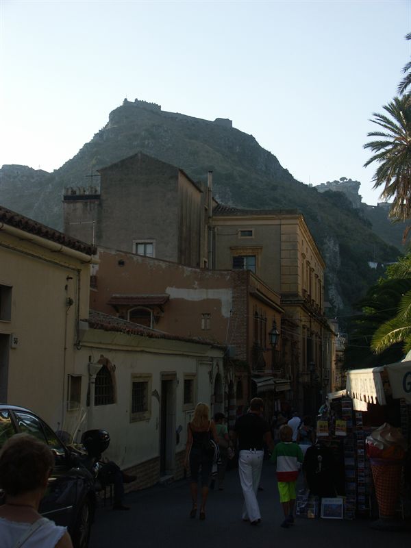 I Taormina dominerar turismen - och de h�ga bergen intill