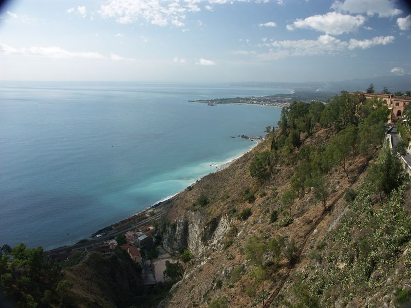 L�ngt d�rnere vid vattnet g�r j�rnv�gen