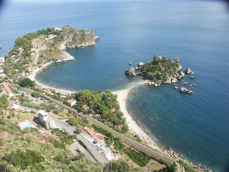 H�r syns Isola Bella och hotellet (framf�r poolen till v�nster) uppifr�n stan