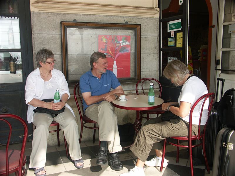 Vi ska nu �ka t�g resten av v�gen. H�r v�ntar vi p� t�get i Taormina.