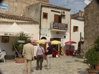 Vi gjorde en avstickare till Scopello p� v�g till Erice. H�r �r vi p� jakt efter lunch i Scopello.