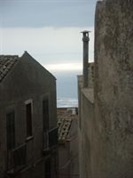 Nu �r vi i Erice. H�r en n�got begr�nsad sj�utsikt fr�n hotellrummet