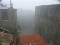 Erice, som ligger n�stan 800 m.�.h., var inh�ljt i moln n�sta morgon. Och det regnade.