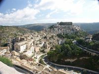 Nu �r vi i Ragusa, p� v�g till den del som heter Ibla som syns p� berget framf�r oss