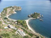 H�r syns Isola Bella och hotellet (framf�r poolen till v�nster) uppifr�n stan