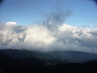 Molnen skymmer utsikten