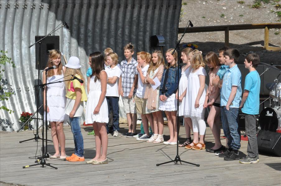 Avg�ende femmorna sjunger