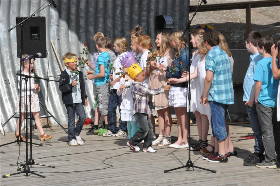 ...och f�r en ros var av f�rskolebarnen