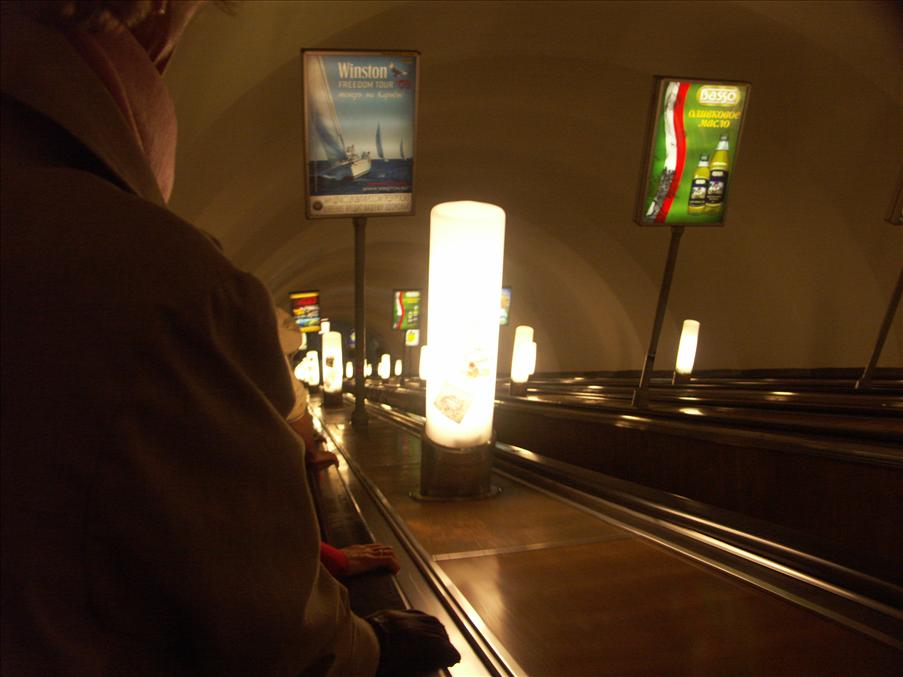 F�rsta g�ngen vi �kte tunnelbana s� �kte vi lite fel, men till slut kom vi fram till centrum. H�r den mycket l�nga rulltrappan vid v�r station.